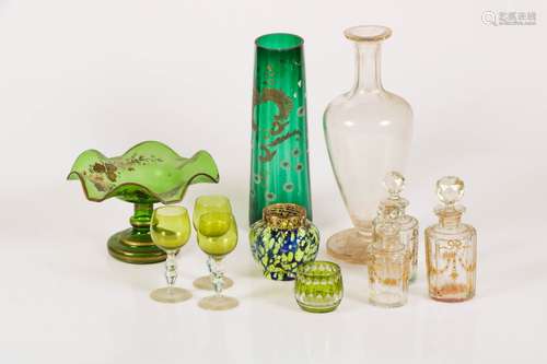 A lot with various glassware, a.w. a flower holder, a tazza and various flasks with gold painted mot