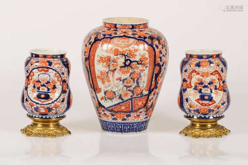 A lot with (3) vases with Imari decor, Japan, ca. 1900.