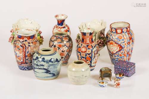 A lot with various a.o. Asian porcelain, 20th century.