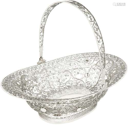 Handle basket silver.