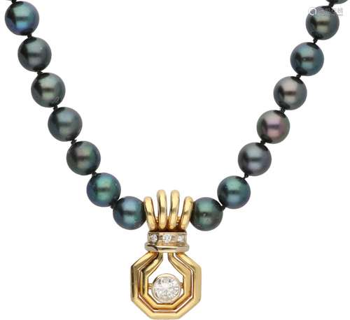 Tahiti pearl necklace with bicolor gold pendant and closure, with approx. 1.01 ct. diamond - 18 ct.