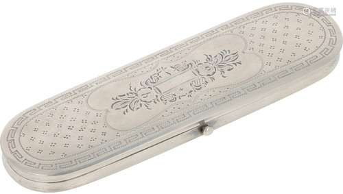 Glasses case silver.