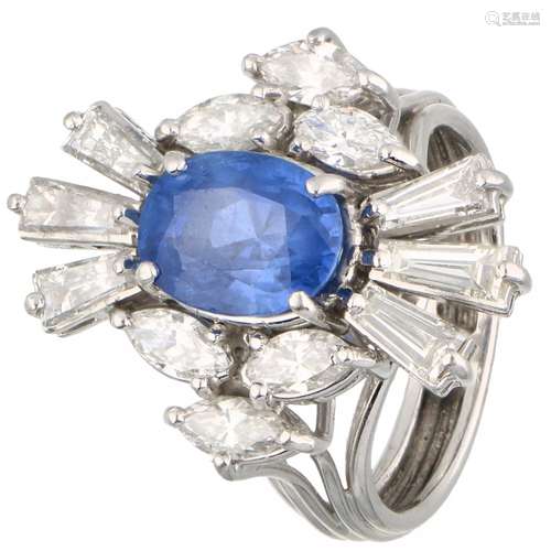 Platinum entourage ring, with approx. 2.24 ct. diamond and natural sapphire - Pt 850.