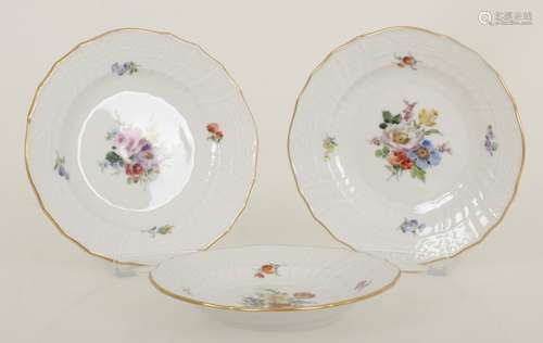 A lot of (3) porcelain plates with floral decor. Meissen, 1st half 20th century.