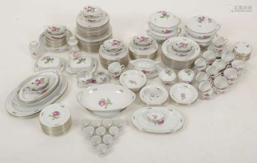 A lot of (140) pieces Fürstenberg porcelain including butter dishes, dinner plates, tureens and a gr