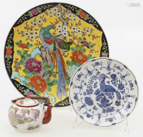 A lot consisting of a plate and teapot with floral decor. At the end of the 20th century.