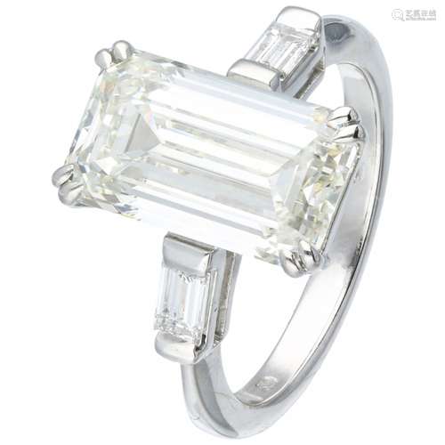 White gold Louis Reichman shoulder ring set with approx. 4.56 ct. diamond - 18 ct.