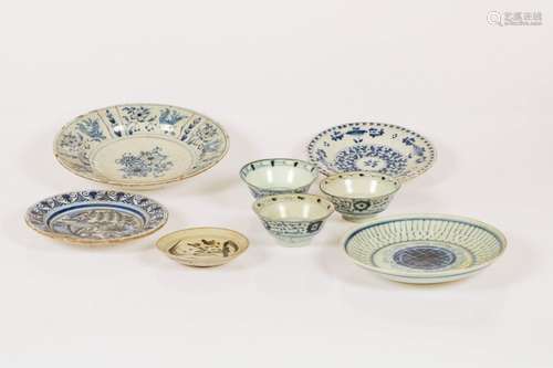 A lot consisting of 18th century Delft dishes, three 19th century 'Swatow' bowls and a poselein dish