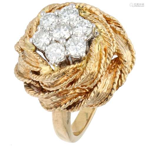 Yellow gold entourage ring, with approx. 0.68 ct diamond - 18 ct.