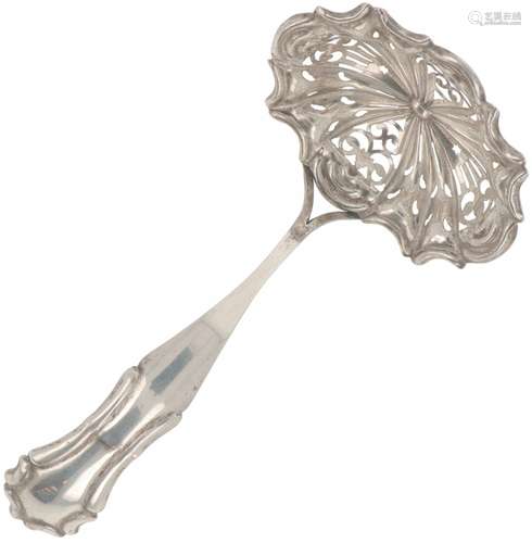 Sprinkler spoon silver.