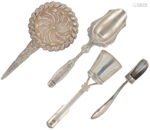 (4) Piece lot of sugar scoops and tea strainer silver.