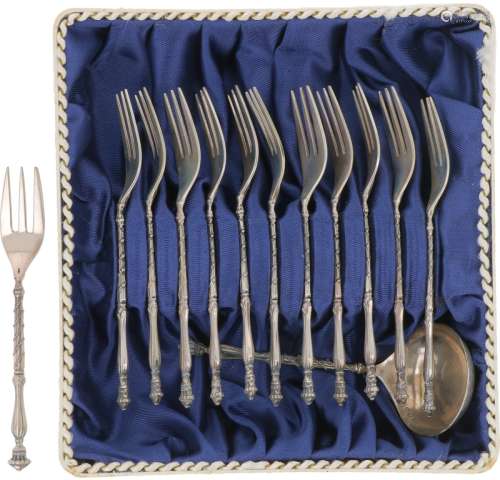 (13) Piece set of cake forks and cream spoon silver.