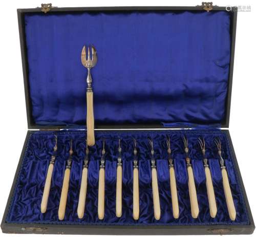 (12) Piece set of cake forks silver.