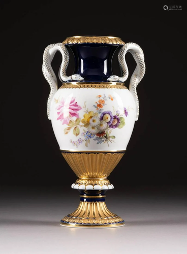 SCHLANGENHENKELVASE 'BLUMENMALEREI' Deutsch, Meissen,