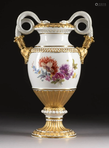 SCHLANGENHENKELVASE 'BLUMENMALEREI' Deutsch, Meissen,