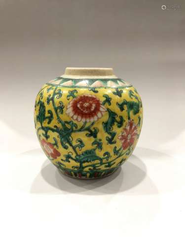 清代黄釉花卉纹罐
