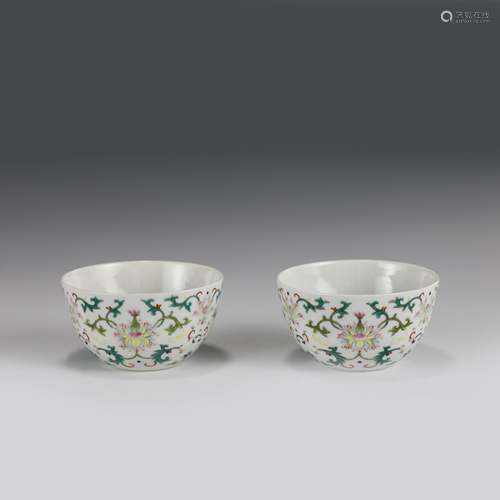 PAIR WUCAI FLORAL MOTIF PORCELAIN BOWLS