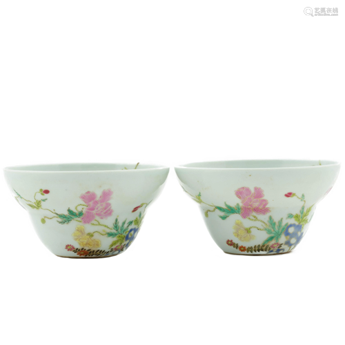 PAIR YONGZHENG FAMILLE ROSE FLORAL BOWLS