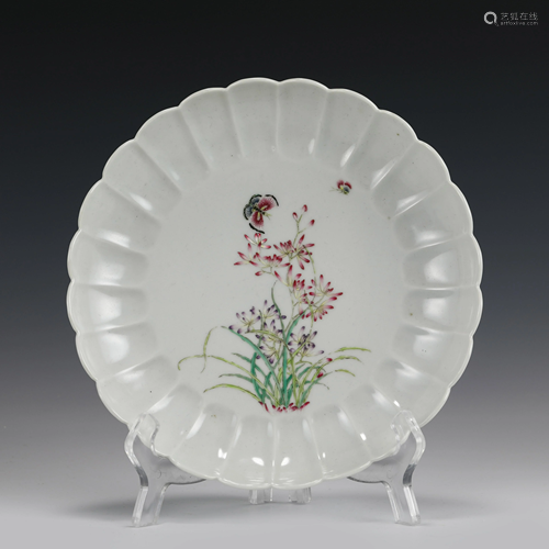 FAMILLE ROSE FLORAL MOTIF PLATE