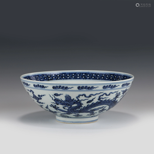 BLUE & WHITE DRAGON MOTIF BOWL