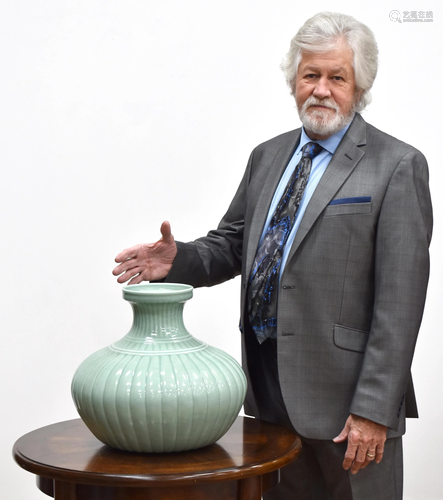 QING RIBBED BODY CELADON GLAZED JAR