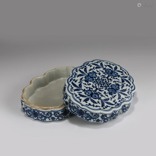 BLUE & WHITE FLORAL MOTIF LIDDED BOX