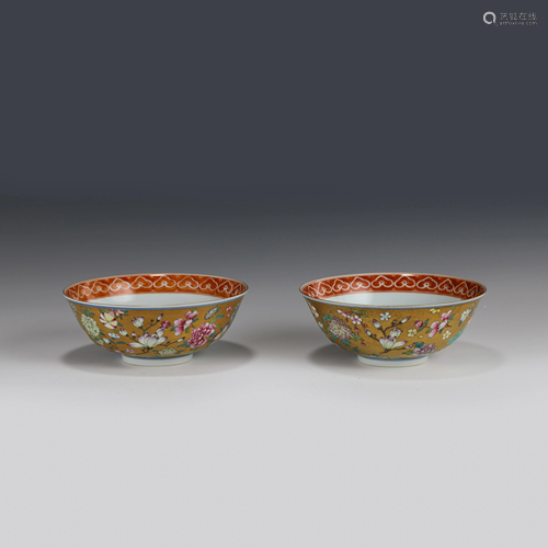 PAIR OF ENAMEL AND GILT MOTIF BOWLS