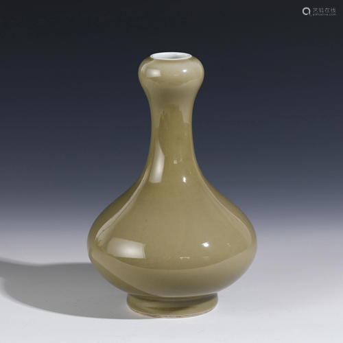 CHINESE PALE OLIVE GREEN GLAZED GARLIC VASE