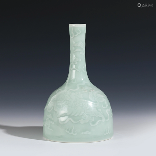 CHINESE SGRAFFITO CELADON GLAZED MALLET VASE