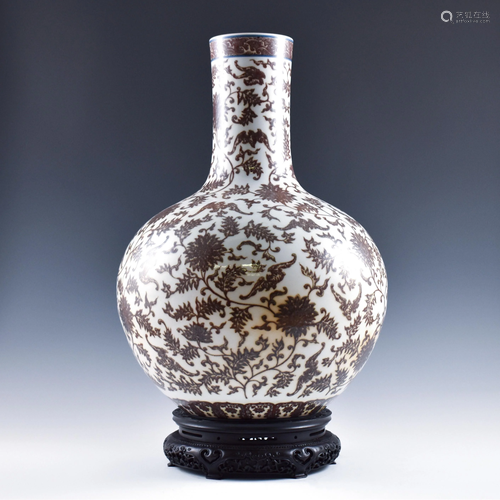 QIANLONG RED & WHITE WRAPPED FLORAL REWARD VASE ON