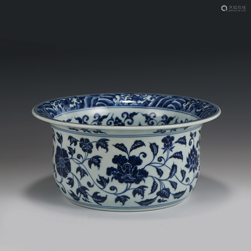 BLUE & WHITE FLORAL MOTIF PORCELAIN BOX