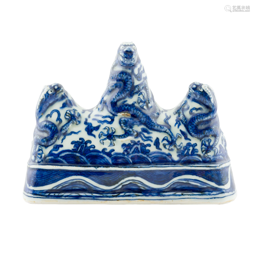 MING BLUE & WHITE THREE PEAKS PEN REST