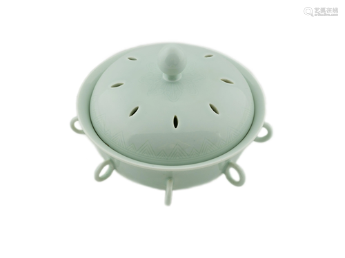 QIANLONG DOUQING CELADON LIDDED CENSER