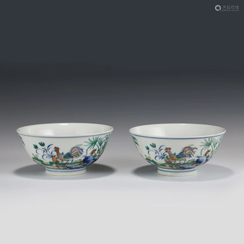 PAIR OF DOUCAI BOWLS