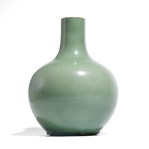 清十八世纪 郎窑绿釉天球瓶