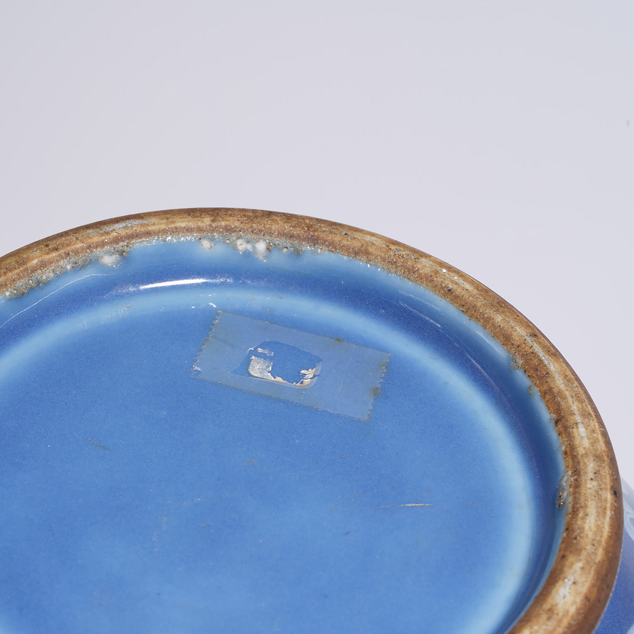 8cm拍品描述瓷品相良好来源:郭克礼珍藏说明:蓝釉堆白工艺属高温釉彩