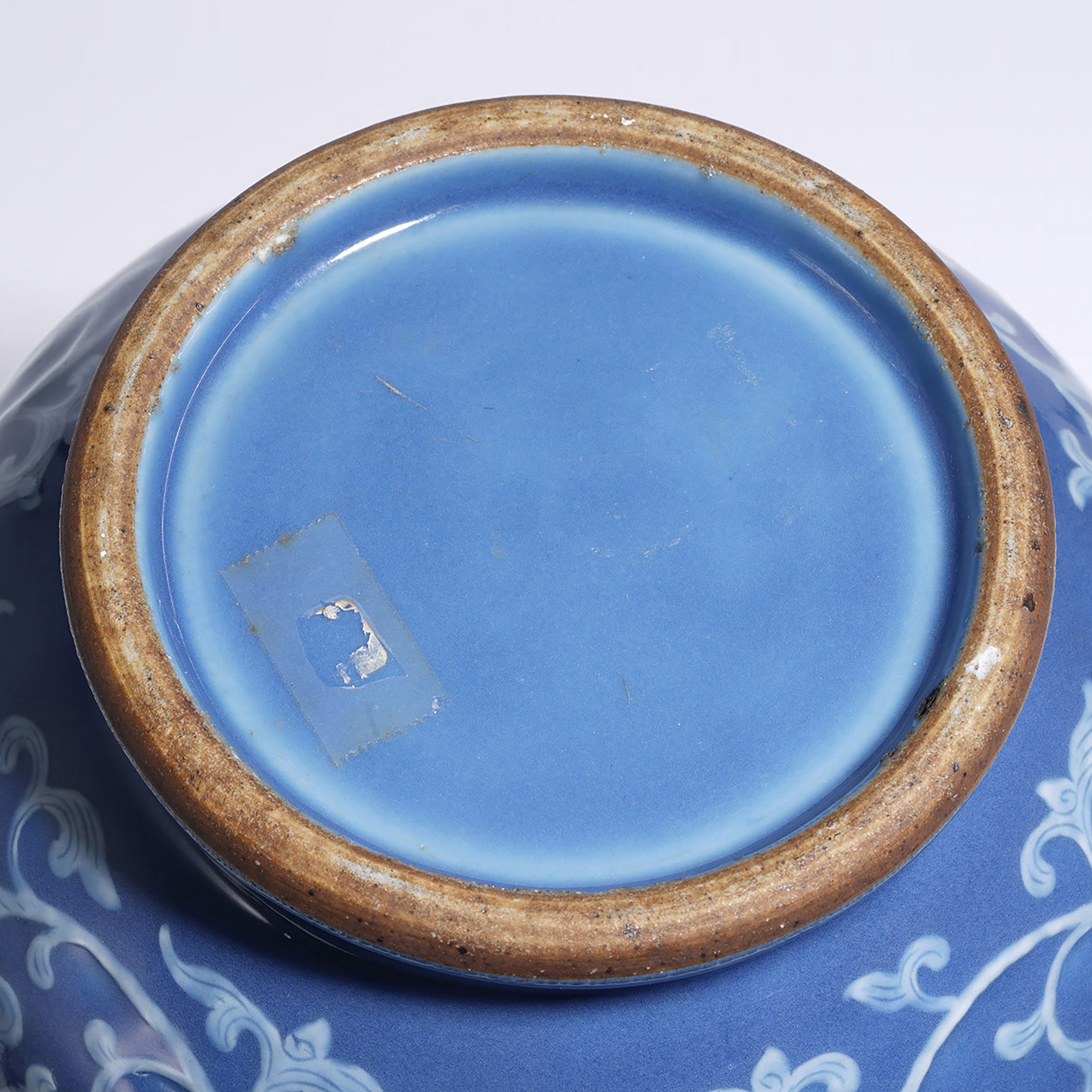 8cm拍品描述瓷品相良好来源:郭克礼珍藏说明:蓝釉堆白工艺属高温釉彩