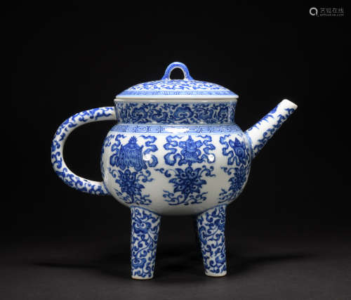 A blue and white 'floral' winecup