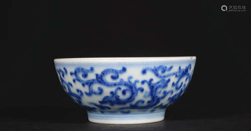 A blue and white 'floral' bowl