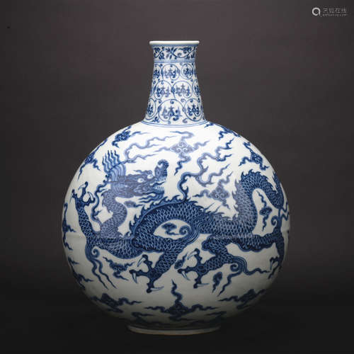 A blue and white 'dragon' globular vase