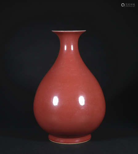 A peachbloom-glazed pear-shaped vase