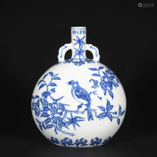 A blue and white 'floral and birds' moonflask