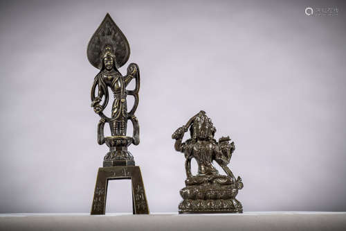 Lot: Tibetan statue 'Manjushri' (7 cm) and a Chinese Buddhist statue (14 cm)