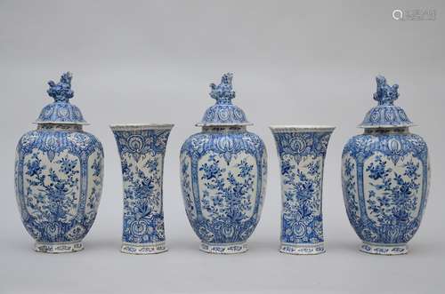 A five-piece blue and white set in Delftware, 18th century (marked, 46cm) (*)