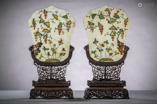 A pair of Chinese table screens with inlaywork on wooden pedestals (44x20x10 cm) (*)