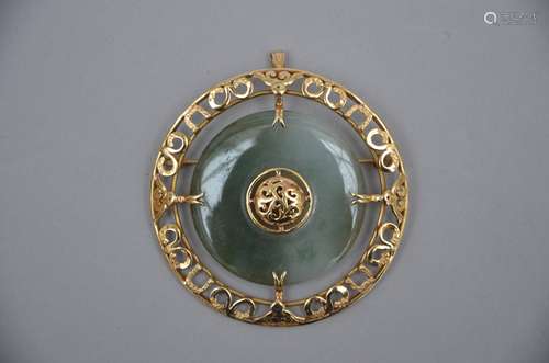 Chinese bi disc in jadeite with gold mount (14kt) (dia 5cm)