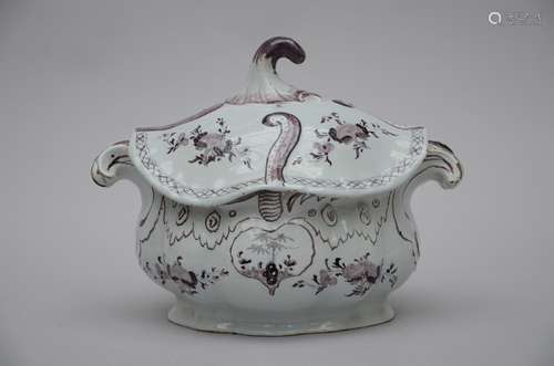 A Louis XV tureen in faience from St. Amands-les-Eaux, 18th century (25x33x23 cm)