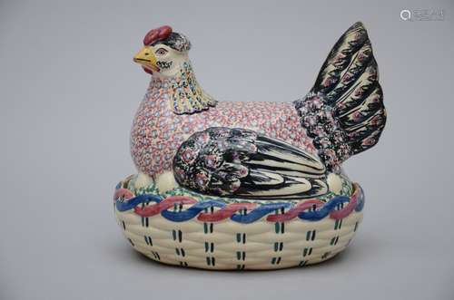 A tureen in faience from Ferrière-la-Petite 'chicken resting on her nest' (22x24x16 cm)