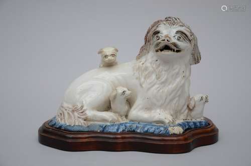 Statue in faience 'dog with puppies', 18th century (17x23x14 cm) (*)