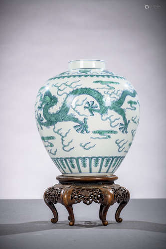 Chinese vase in doucai porselein 'dragons', Daoguang mark (21 cm)